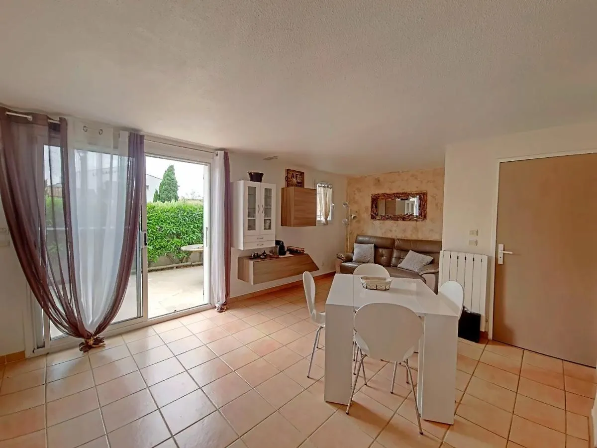 Holiday home Maison 4 Pers Avec Piscine Et Clim Aux Saintes-Maries-De-La-Mer - Fr-1-475-91